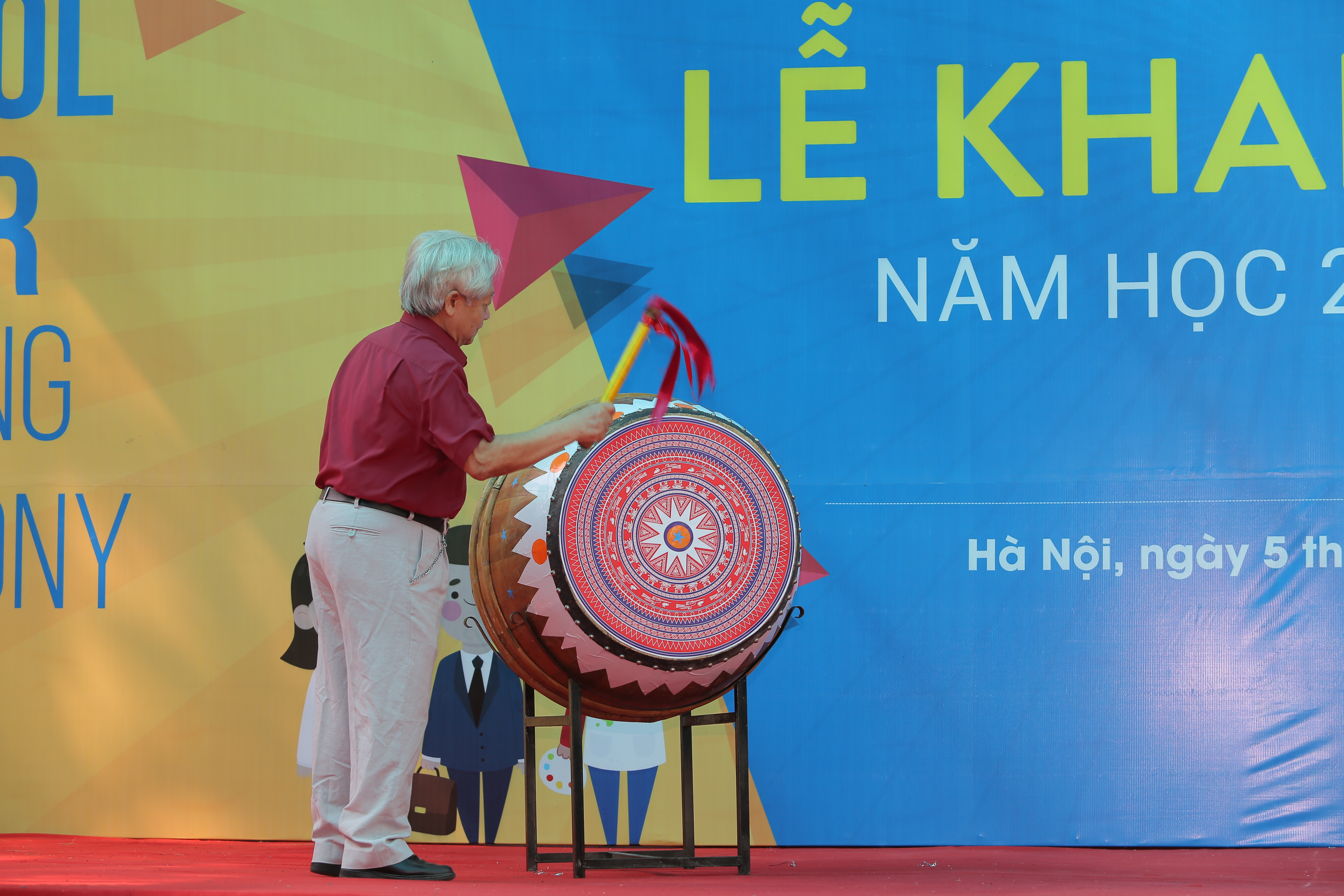 Giáo sư Phạm Tất Dong đánh trống khai giảng năm học 2018-2019 tại Hanoi Adelaide School