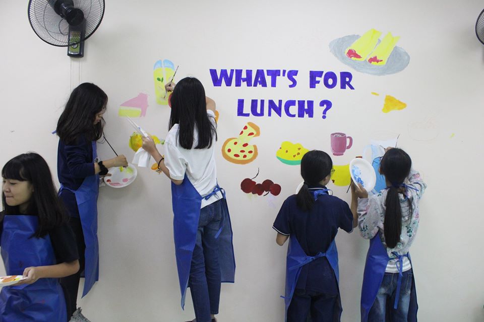 Các bạn học sinh chăm chú tô điểm cho từng mảng tường nhỏ